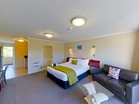 Studio with Spa Bath