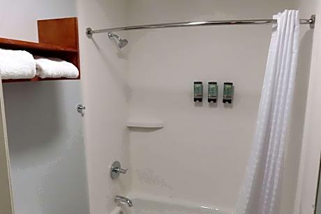 2 Queen Beds Non-Smoking Microwave And Refrigerator Wi-Fi Full Breakfast