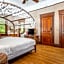 Deluxe King - Curry Mansion with Pool!