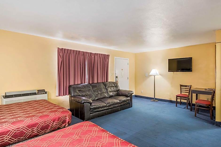 Photo 1 of 4 of 3 Queen Beds, Nonsmoking, Ground Floor