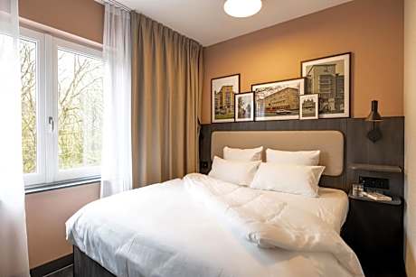 One-Bedroom Apartment with Balcony