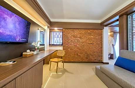 King Suite with Pool View