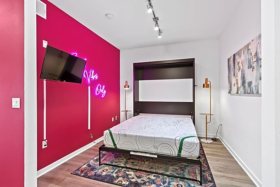 Fairfax District Chic City Oasis 2 BR Apt with Den 136