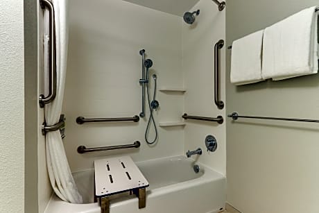 2 Queen Suite Comm Mobil Access Tub