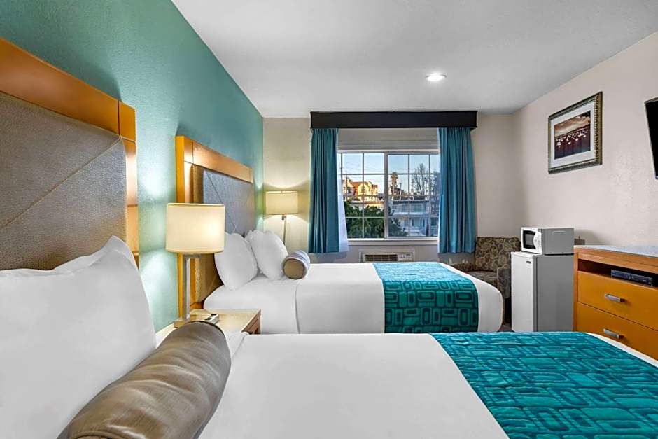 Howard Johnson by Wyndham Santa Cruz Beach Boardwalk