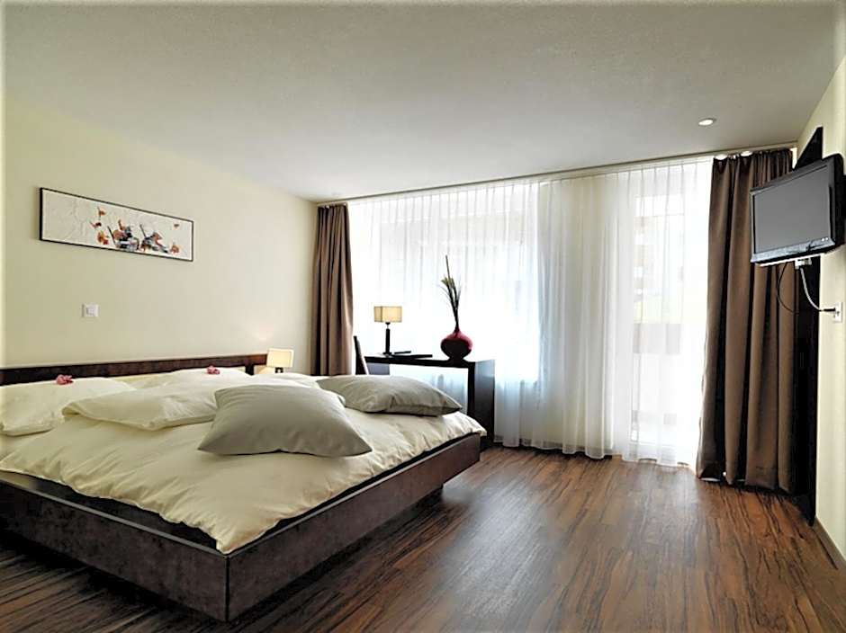 Photo 1 of 4 of 1 Queen Bed