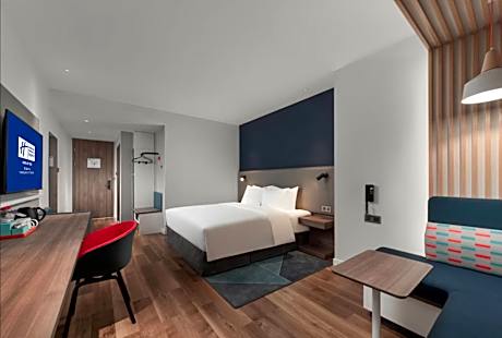 1 Queen Standard Extra Floor Space