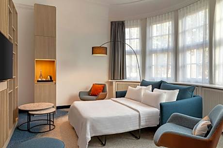 Suite, Lloyd Building