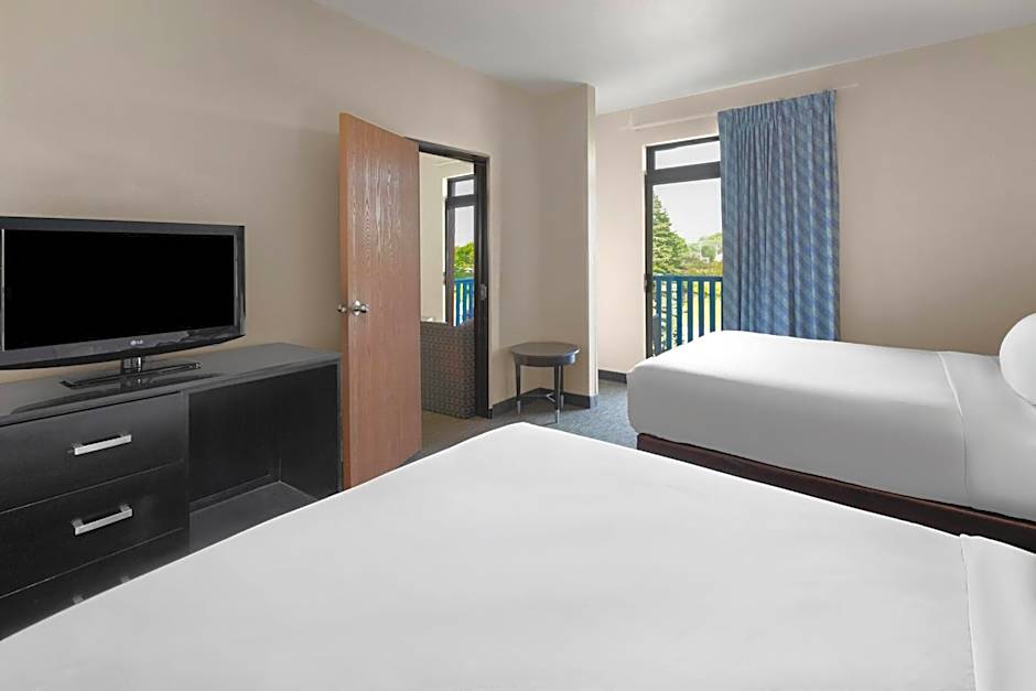 Days Inn by Wyndham Mackinaw City/Bridge