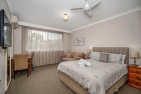 Deluxe Queen Room