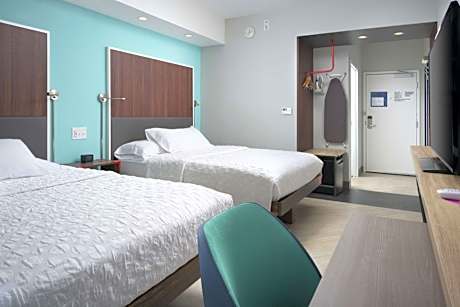 Queen Room with Two Queen Beds and Roll-In Shower - Mobility and Hearing Access