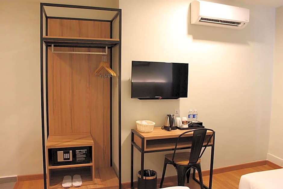 Photo 1 of 5 of Deluxe 1 Queen Bed, Windowless