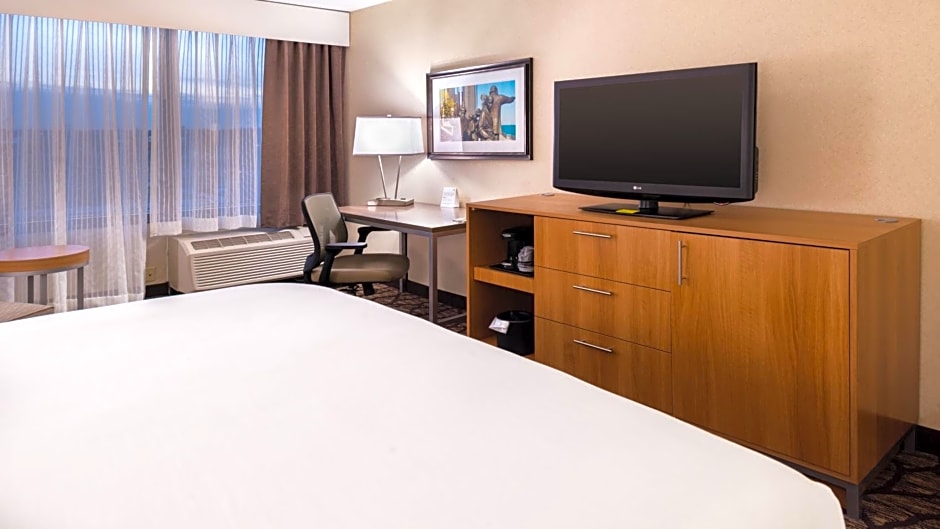 Holiday Inn Hotel & Suites Warren