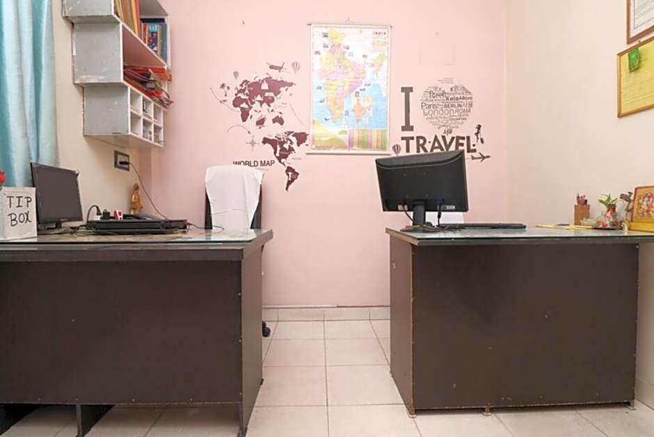 Goroomgo D S Stay Varanasi - 2km From Gadowlia