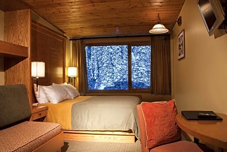Deluxe Queen Room with Waterfall View