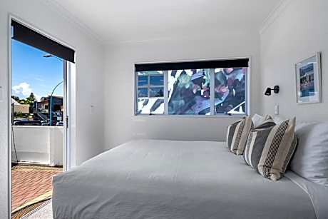 Queen Suite with courtyard and mountain view