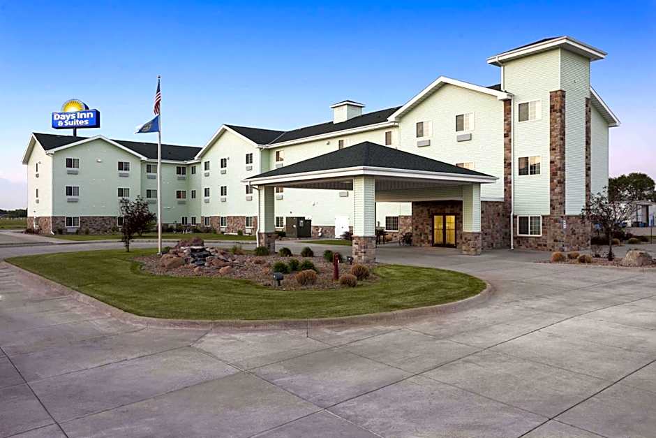 Days Inn & Suites by Wyndham Columbus NE
