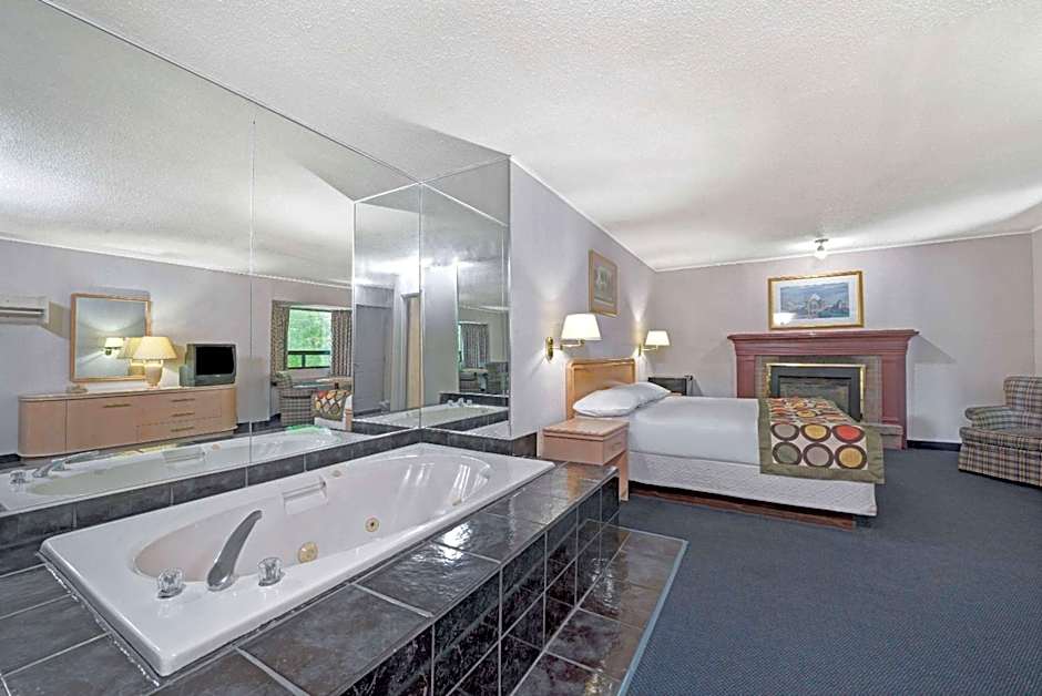 Super 8 by Wyndham Niagara Falls North