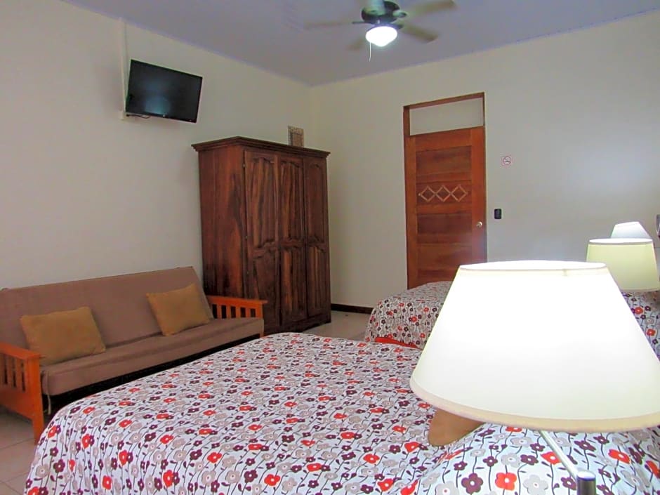 Hotel La Guaria Inn & Suites