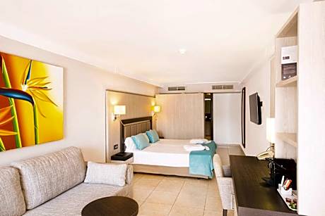 Double Superior (2 Adults + 1 Child)