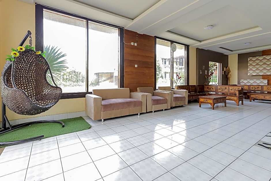 RedDoorz Plus near Museum Angkut Batu 4