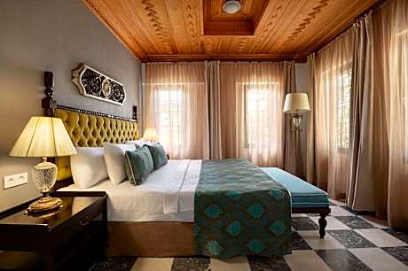 Standard Queen Room with Garden View