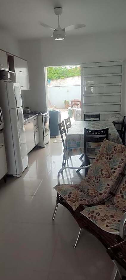 Casa com piscina duas quadras da praia