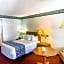 Econo Lodge Inn & Suites