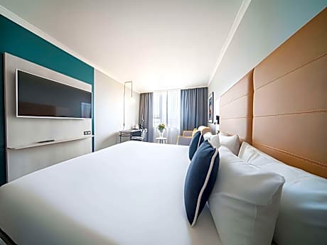 Superior Room with 1 King Size bed and sofa, City View