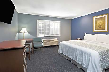 Deluxe King Room - Non-Smoking/Pet Friendly