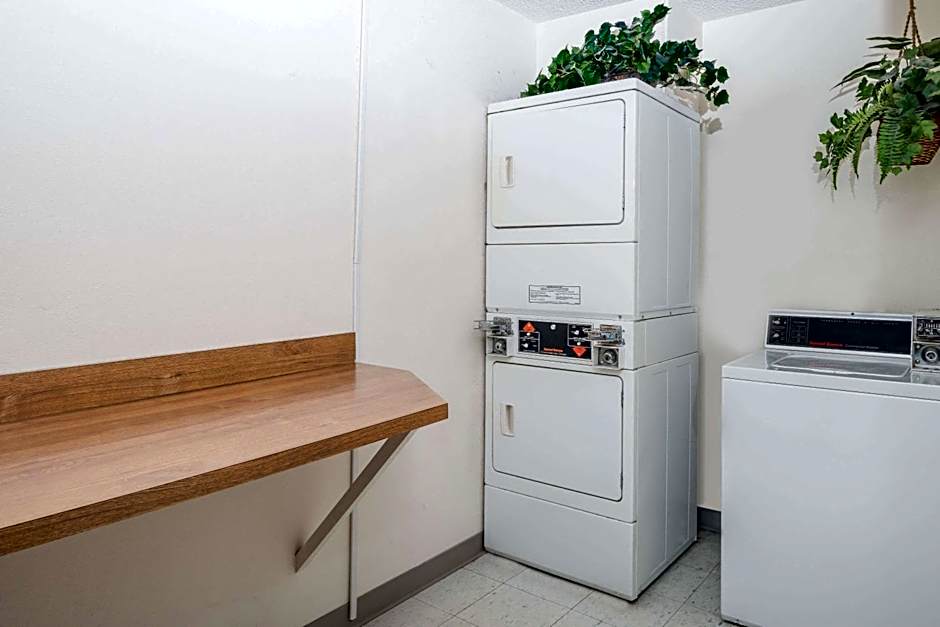 Super 8 by Wyndham Lincoln West