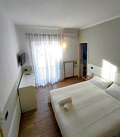 Deluxe Double Room with Side Sea View