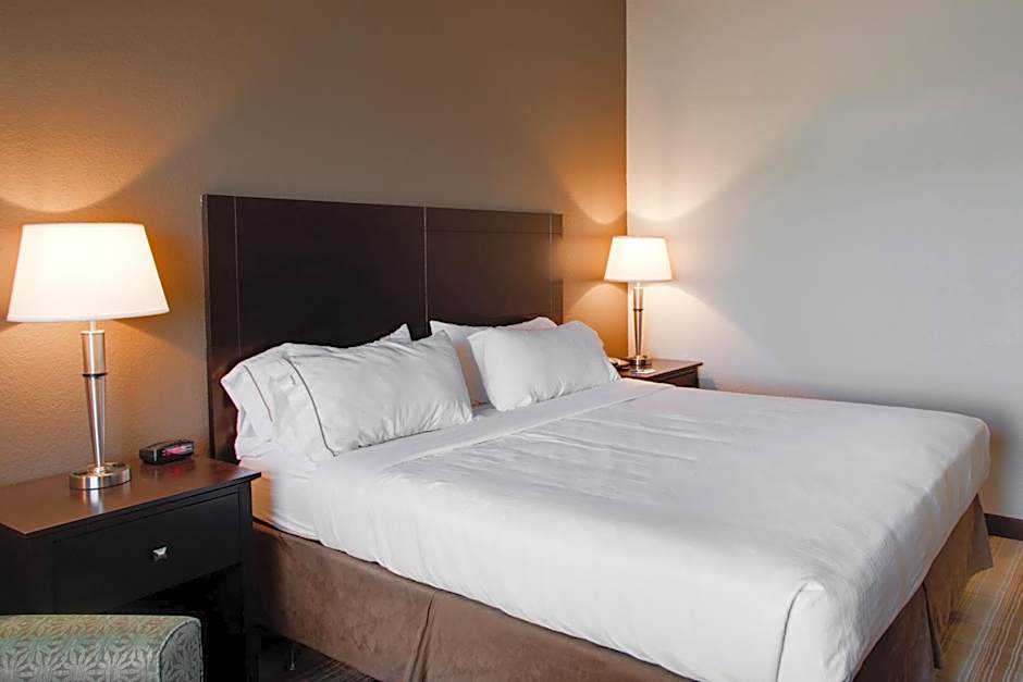 Holiday Inn Express & Suites Nevada By IHG