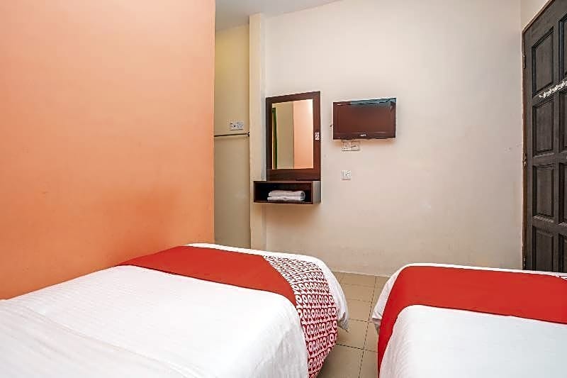 OYO 44078 The Island Hotel
