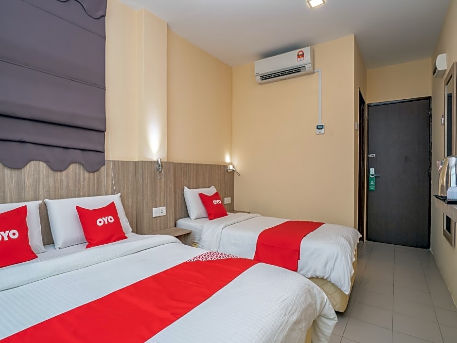 OYO 44078 The Island Hotel