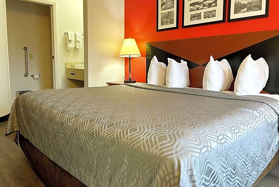Howard Johnson by Wyndham Urbana