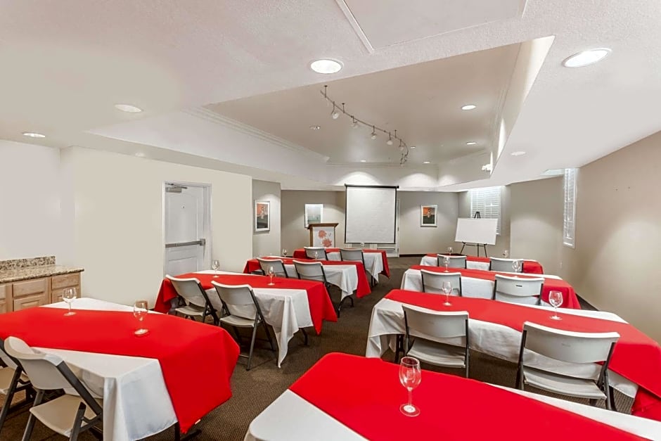 Hawthorn Suites by Wyndham Victorville