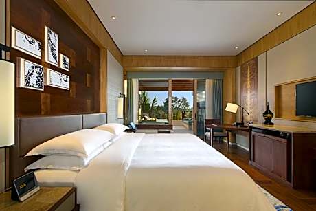 Deluxe Courtyard King Room with Garden View