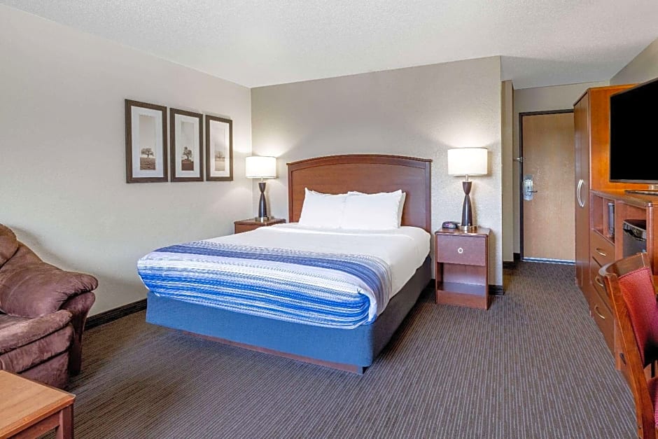 AmericInn by Wyndham Dickinson