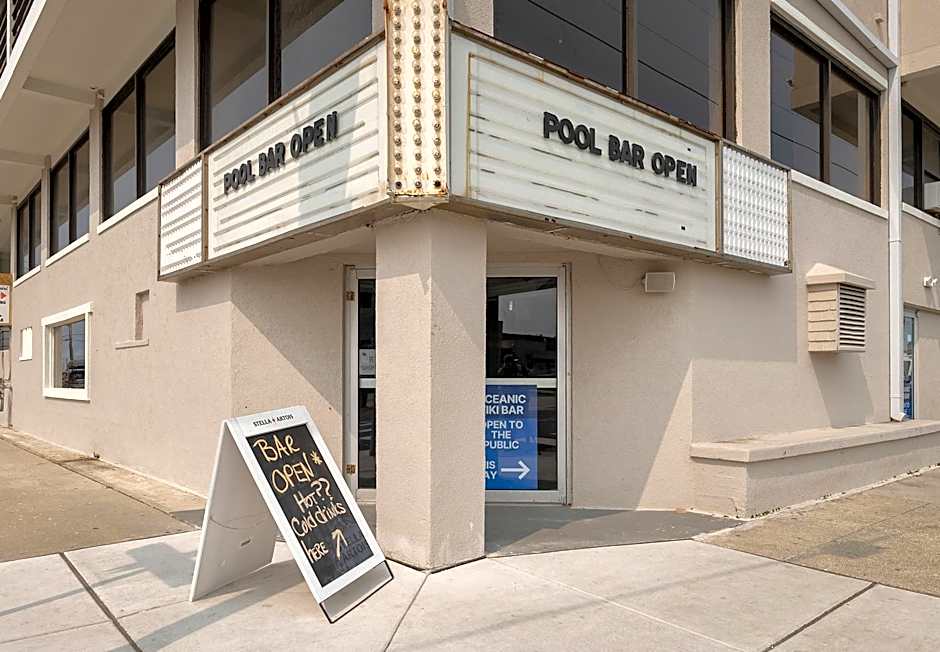 Oceanic Hotel & Barefoot Tiki Bar