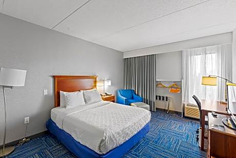 Deluxe Queen Room Disability Access Roll-In Shower Smoke Free