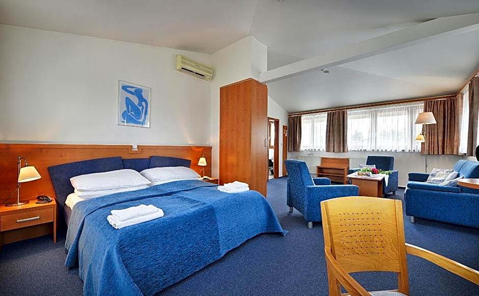 Photo 1 of 6 of Suite