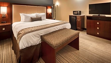 King Suite with Bath Tub and Sofa Bed - Kitchenette/Mobility Access