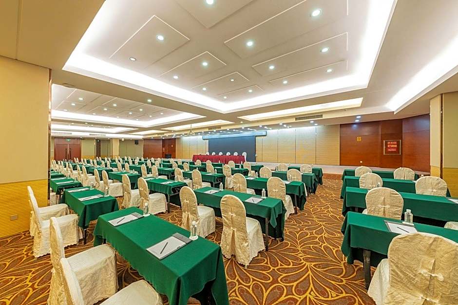 Yichang Guobin Bandao Hotel