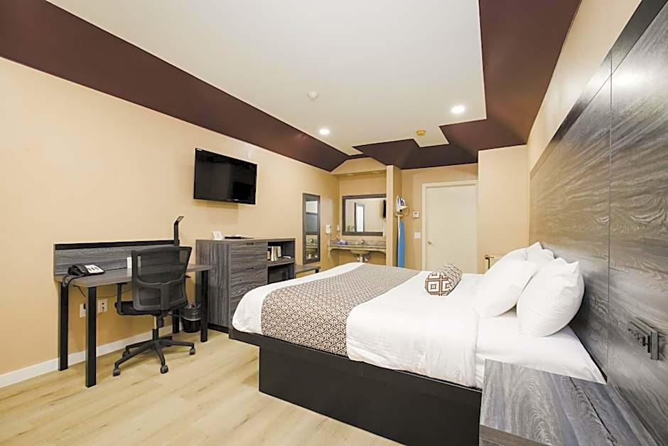 Sapphire Inn & Suites