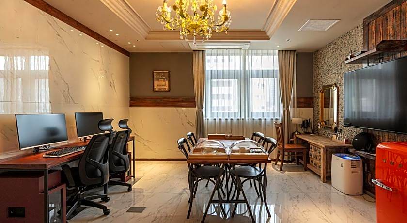 Hotel February Dong Seong Ro