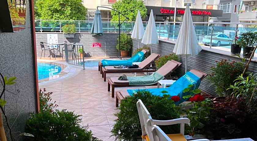 Cleopatra King Apart