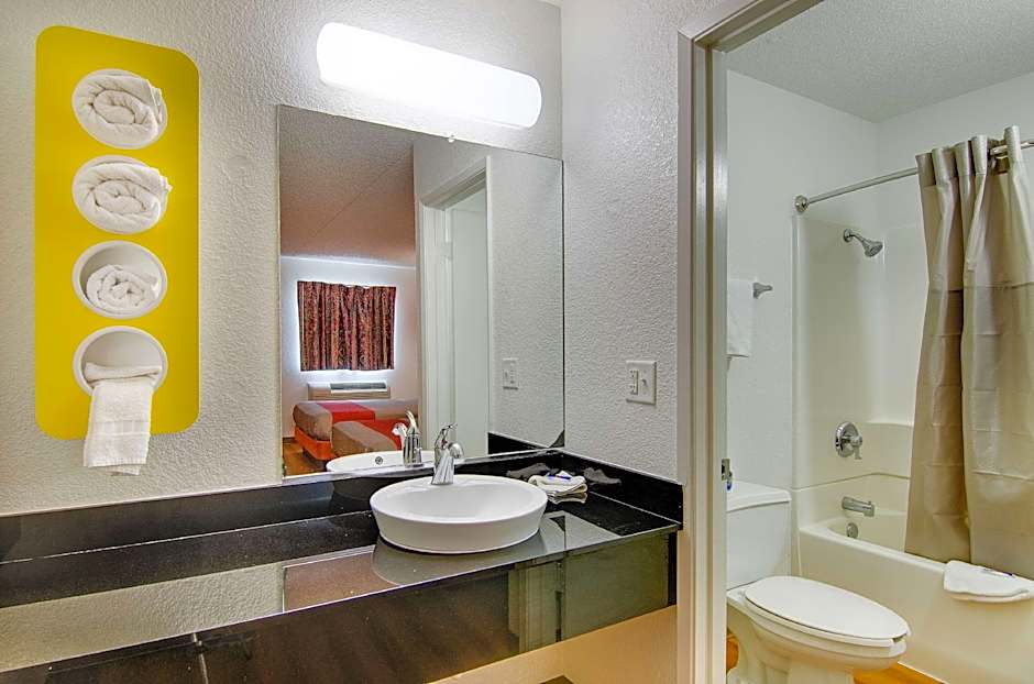 Motel 6-Salina, KS