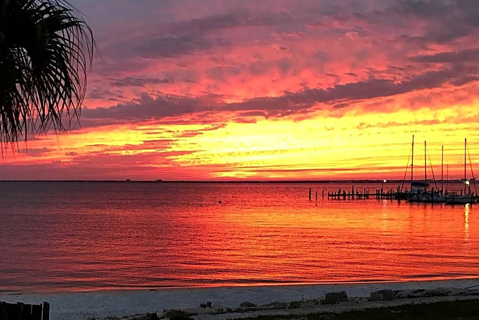 Quality Inn & Suites Gulf Breeze Bayside near Pensacola Beach