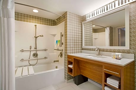 1King Mobilty/Hearing Access Tub Studio Nosmk